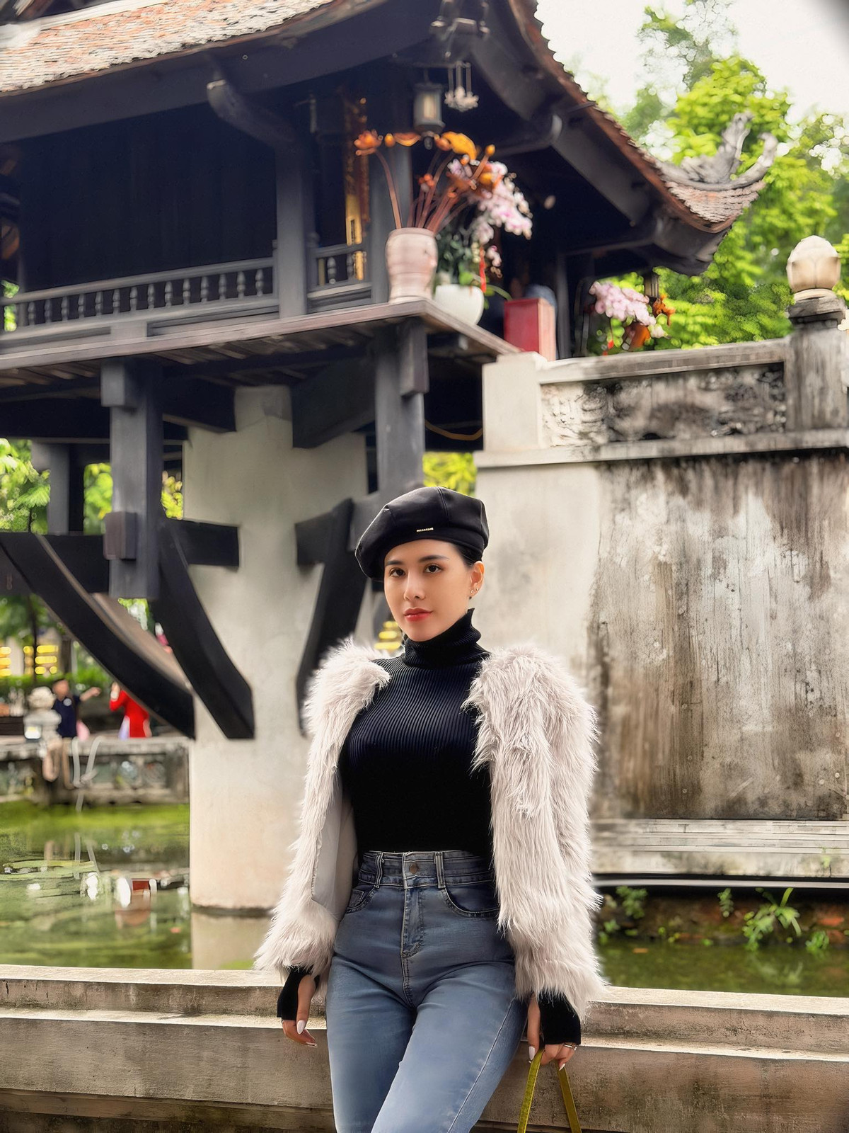 Dù là một cô giáo nhưng cô nàng không ngại ngần khoe trọn vóc dáng nóng bỏng của mình.