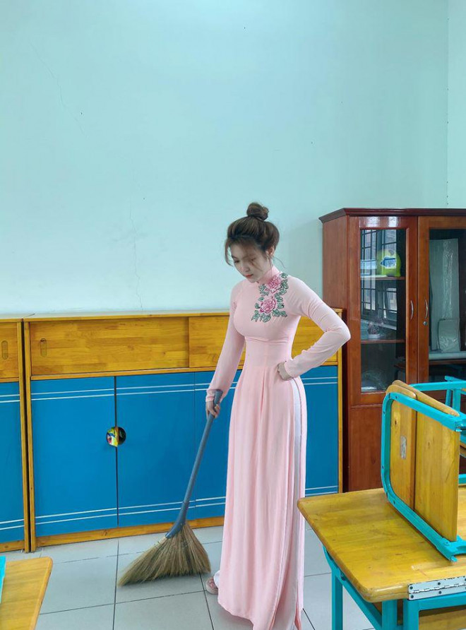 Thời điểm mới nổi tiếng, Nam Trân được gọi với danh xưng "cô giáo nóng bỏng nhất Việt Nam".