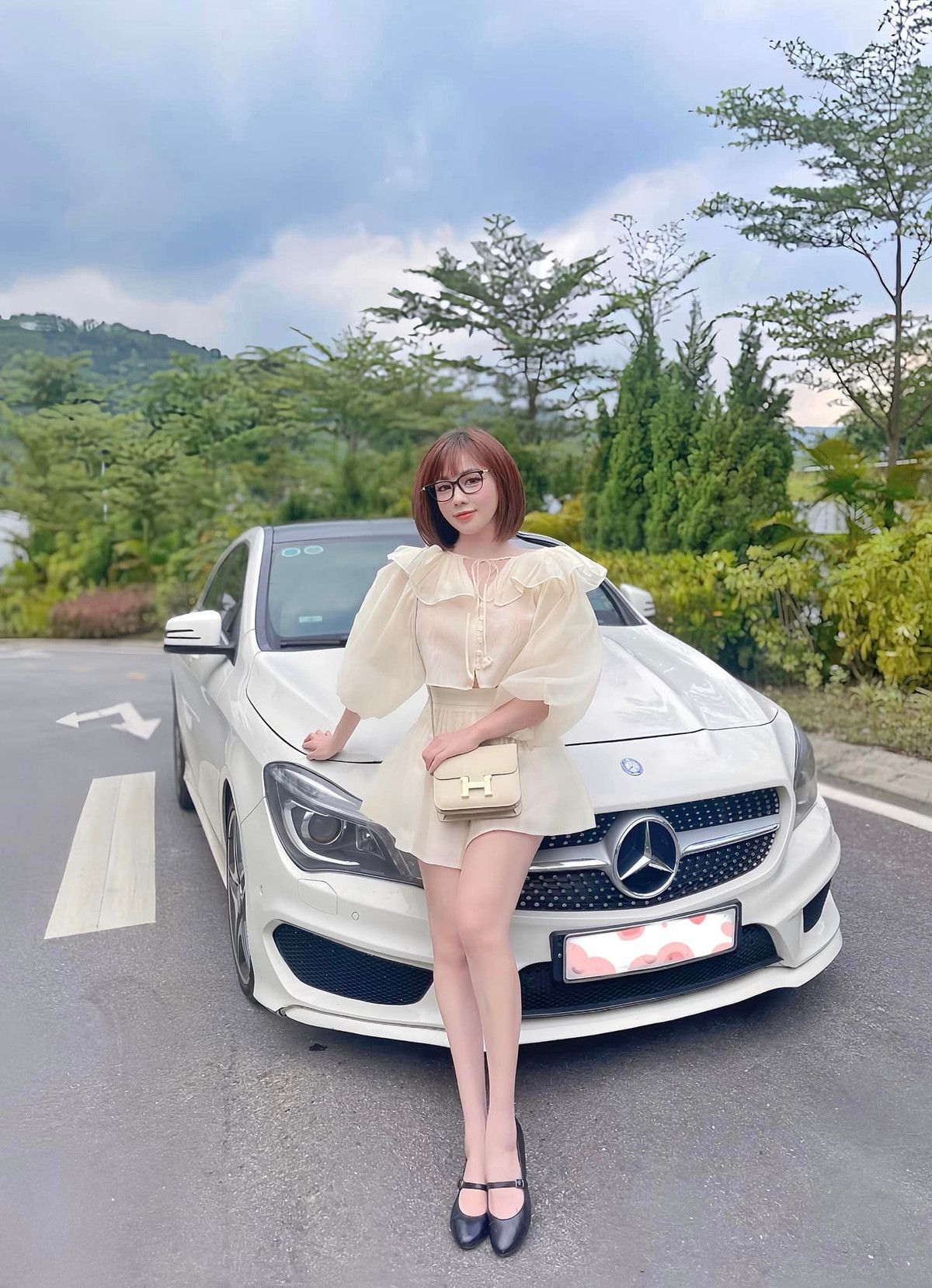 Nữ giảng viên còn chứng tỏ cuộc sống độc thân vui vẻ khi chăm khoe dáng gợi cảm, sở hữu nhiều hàng hiệu, có cuộc sống sang chảnh.