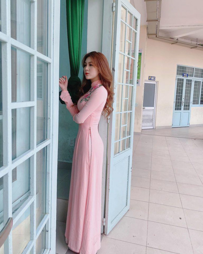 Trần Thị Nam Trân là cô giáo từng nổi tiếng đình đám trên MXH nhờ loạt khoảnh khắc làm giáo viên thực tập tại một trường tiểu học.