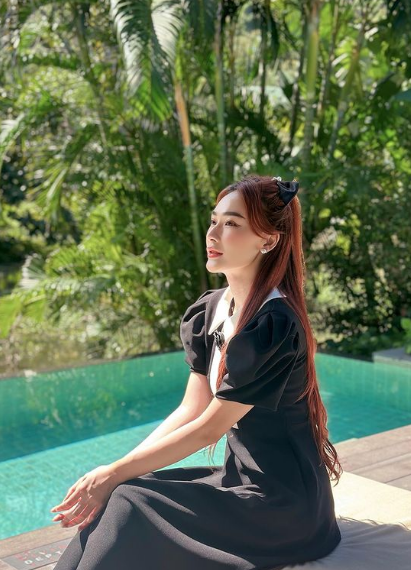 Hình ảnh này cho thấy sự đa dạng trong phong cách của cô, không chỉ gắn liền với váy áo thanh lịch, dịu dàng. Ảnh: IGNV