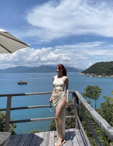 Vốn dĩ sở hữu vóc dáng đẹp nên bạn gái cầu thủ Vũ Văn Thanh có thể "cân" mọi phong cách.