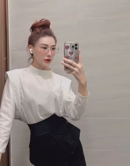 Cô được nhiều người ngưỡng mộ vì độc lập tài chính từ khi còn đi học. Cô không phụ thuộc nhiều vào gia đình.