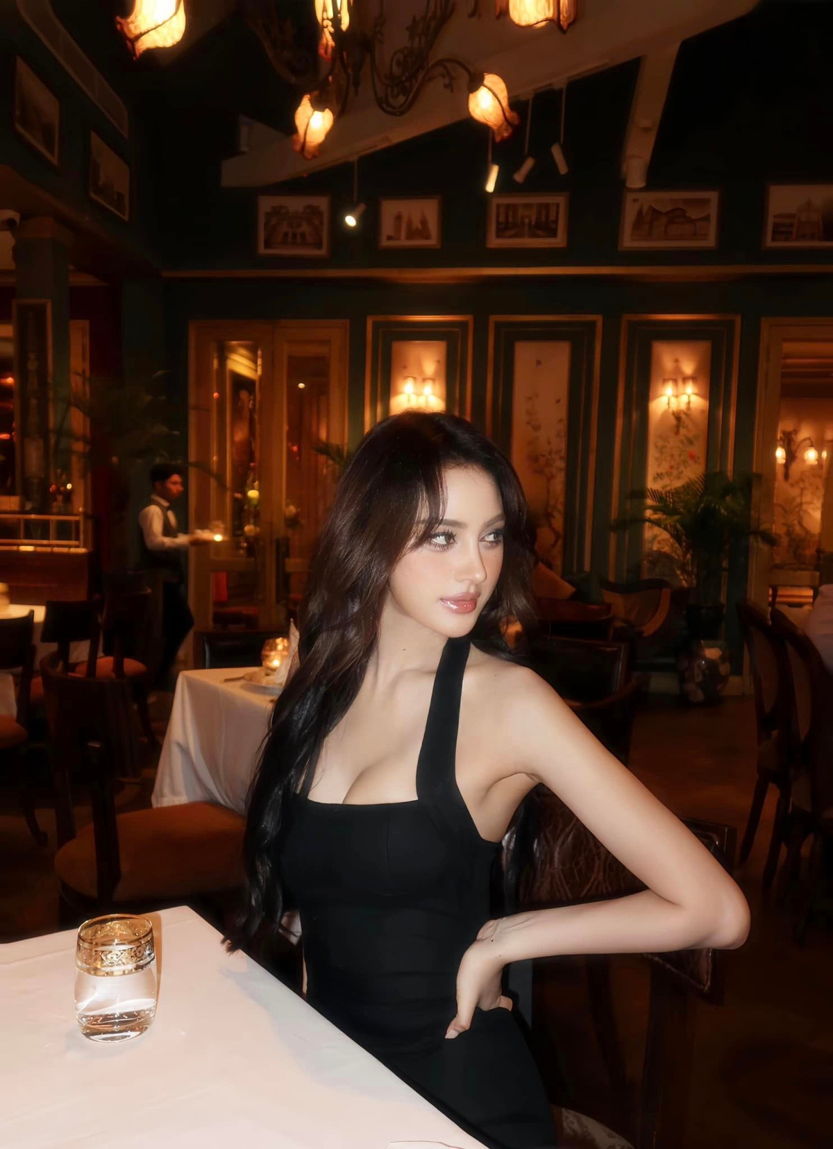 Dưới phần bình luận, người hâm mộ tấm tắc khen ngợi cho nhan sắc xinh đẹp của Duyên Bkrong.