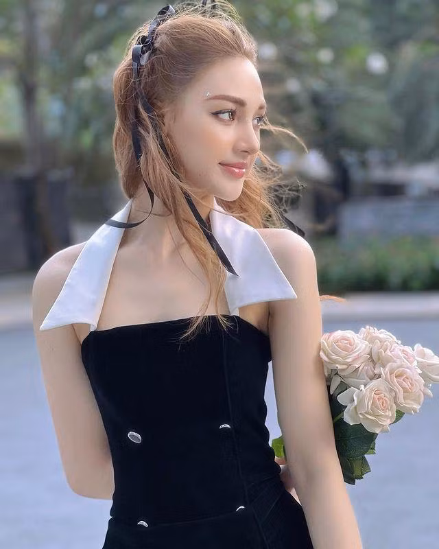 Bên cạnh vai trò là người mẫu, cô còn tham gia diễn xuất cho một số MV ca nhạc, mới nhất là MV "Gặp đúng lúc yêu đúng người" của Hồ Ngọc Hà.