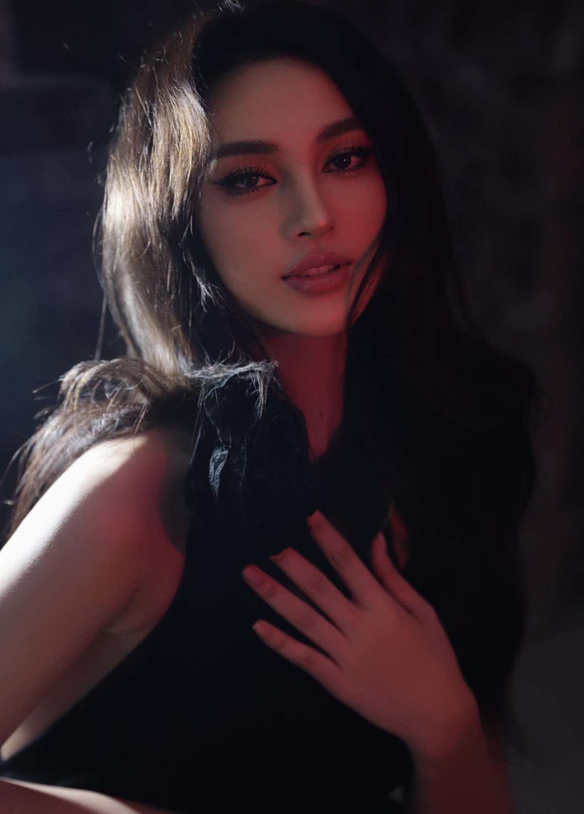 Người đẹp gây ấn tượng bởi sở hữu nét đẹp sắc sảo, giống như các cô gái phương Tây như đôi mắt sâu, lông mày sắc sảo, sống mũi cao, thẳng, ...