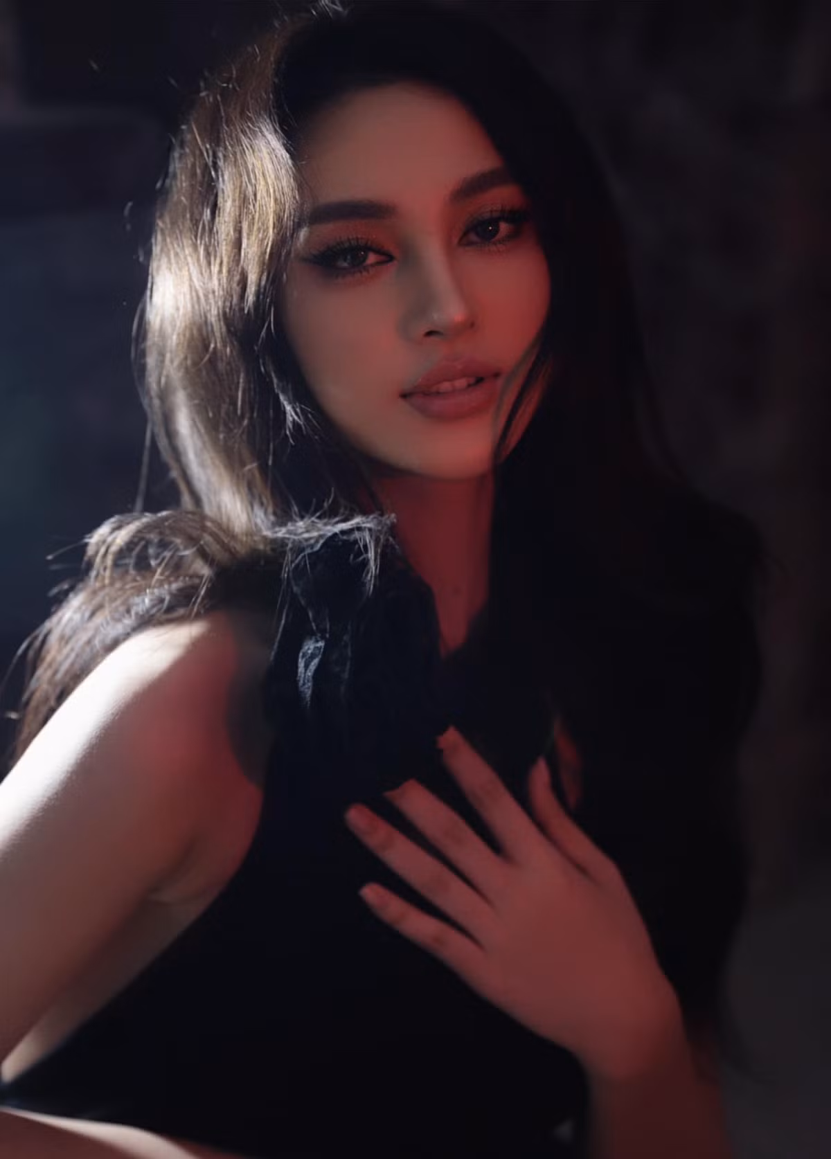 Người đẹp gây ấn tượng bởi sở hữu nét đẹp sắc sảo, giống như các cô gái phương Tây như đôi mắt sâu, lông mày sắc sảo, sống mũi cao, thẳng, ...