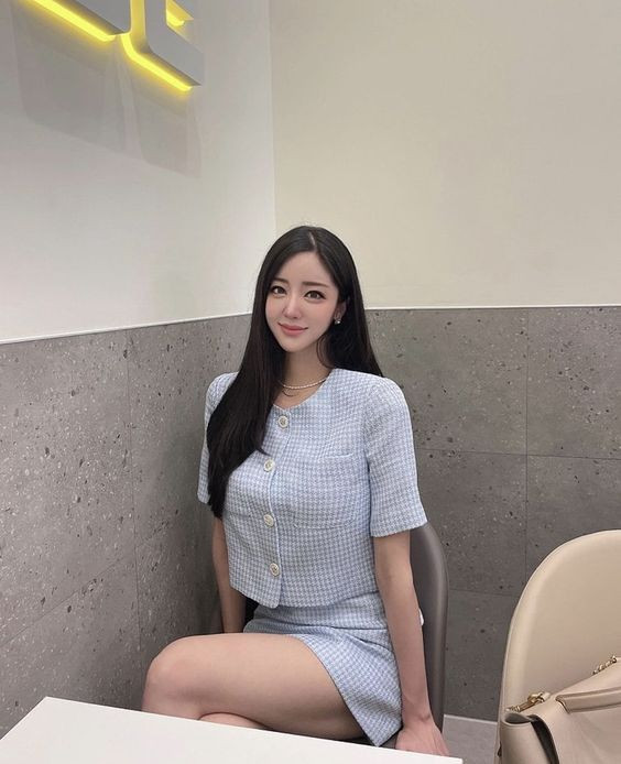 Jhun Mina luôn khiến nhiều người lầm tưởng là ngôi sao Kpop, mặc đồng phục tiếp viên hàng không để chụp hình mẫu.