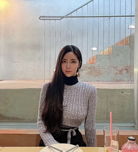 Đường cong cơ thể hình chữ S, với vòng 1, vòng 3 đầy đặn giúp Jhun Mina trông thu hút hơn.