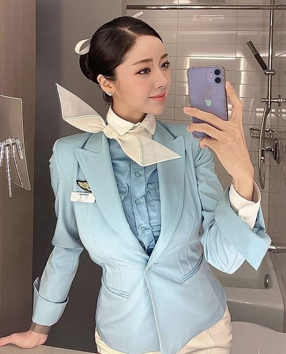 Nhiều người bình luận khen ngợi người đẹp hàng không này có sắc vóc không thua kém bất kỳ idol Hàn Quốc nào.