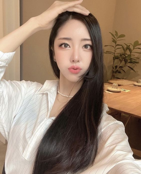 Rời đồng phục bay cô trở về phong cách đời thường, ăn mặc gợi cảm và táo bạo hơn.