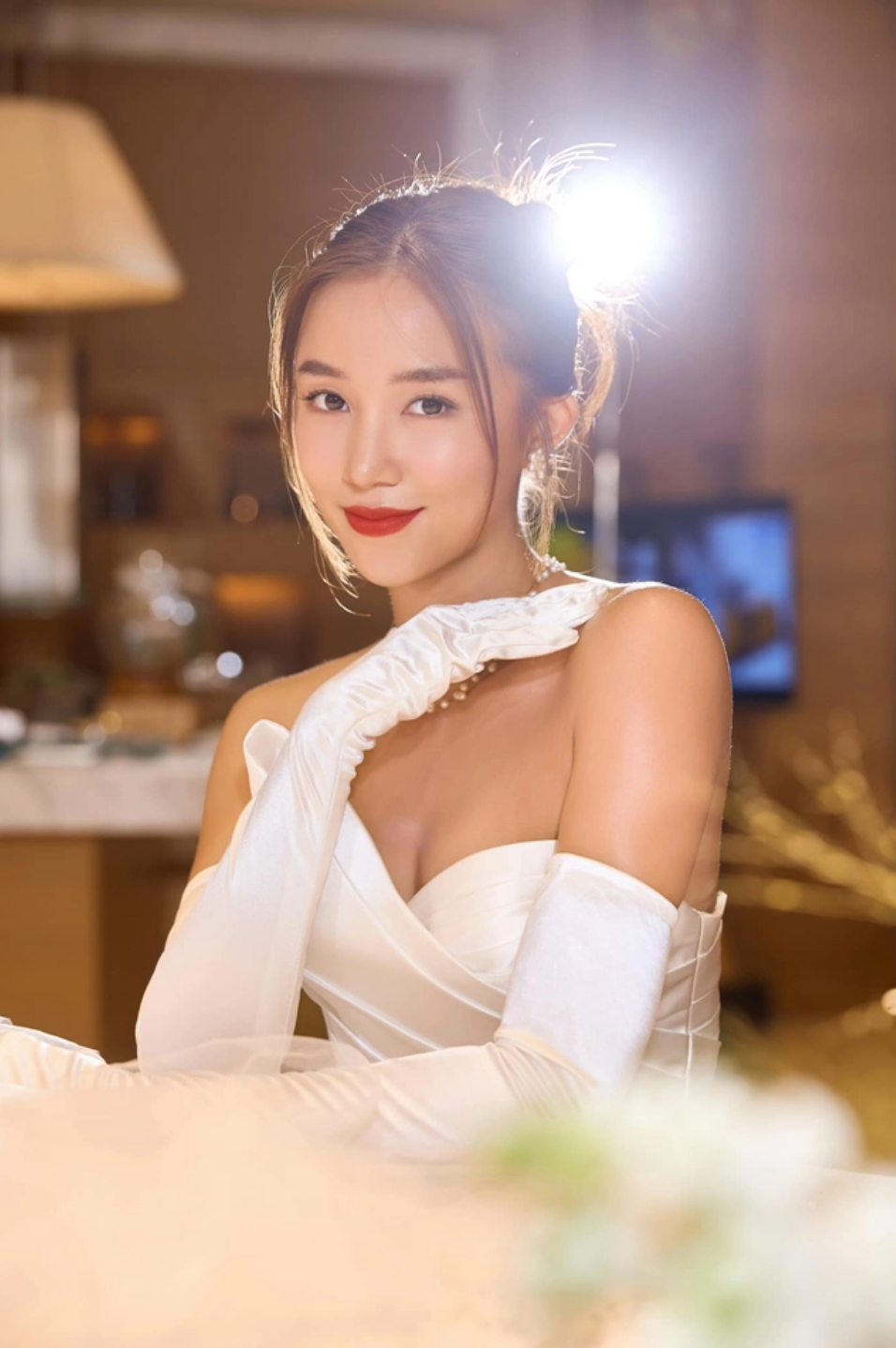 Salim và Tiên Nguyễn đều cười tươi hết cỡ, vui vẻ trong ngày đặc biệt của bạn mình.