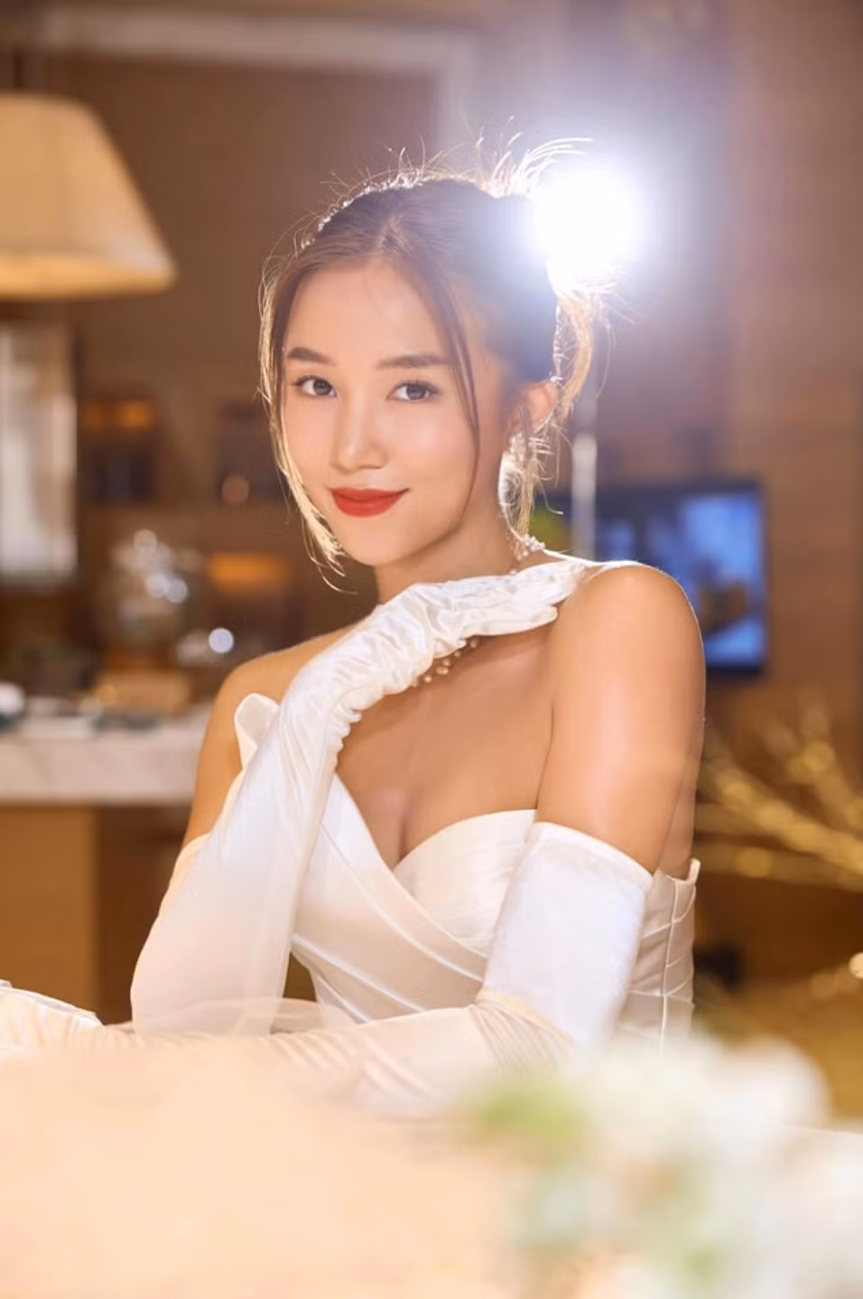 Salim và Tiên Nguyễn đều cười tươi hết cỡ, vui vẻ trong ngày đặc biệt của bạn mình.