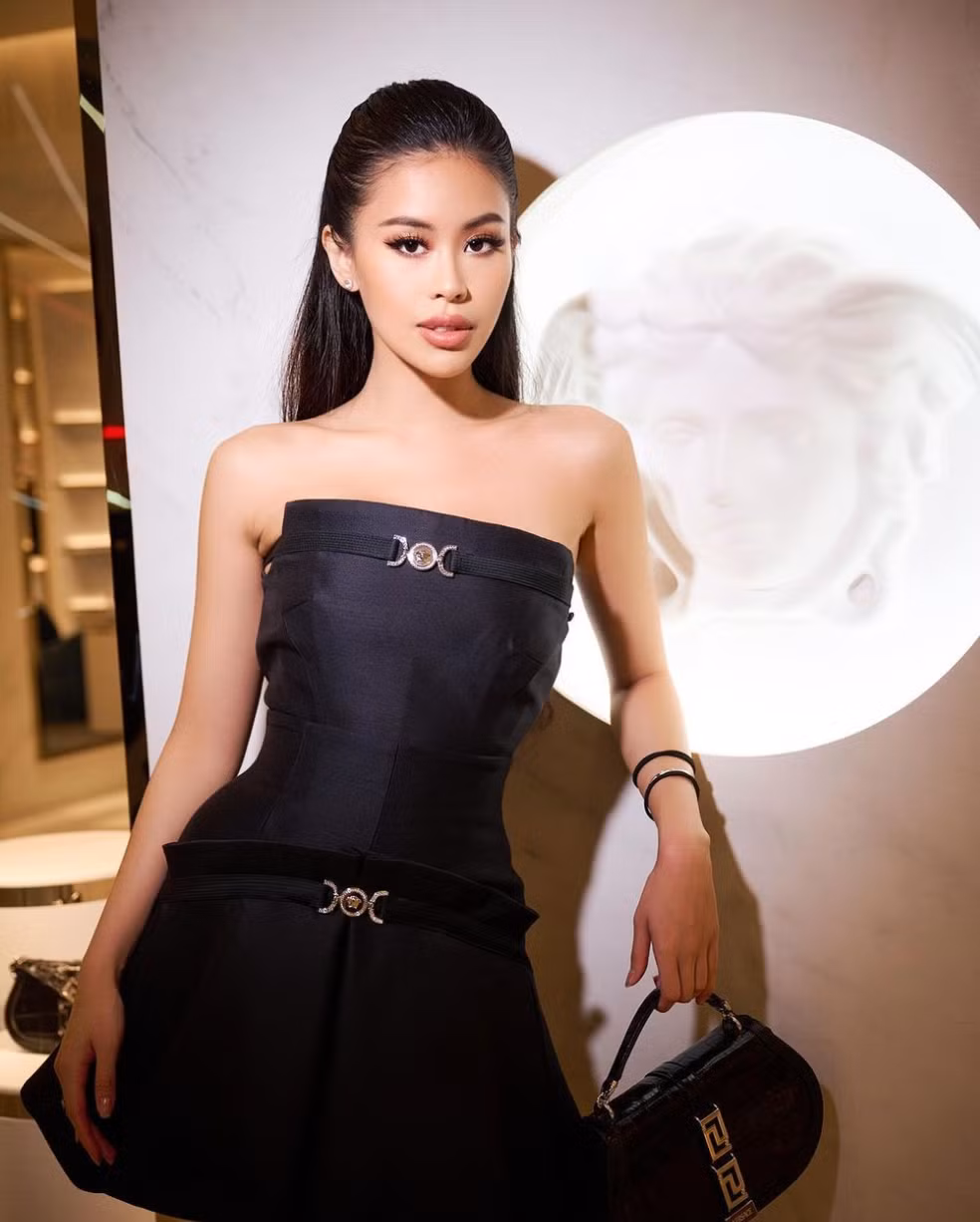 Bất kể ảnh đời thường trang điểm nhẹ nhàng hay lúc đi sự kiện lung linh, đọ sắc với nhiều người đẹp khác cô nàng đều rất nổi bật.