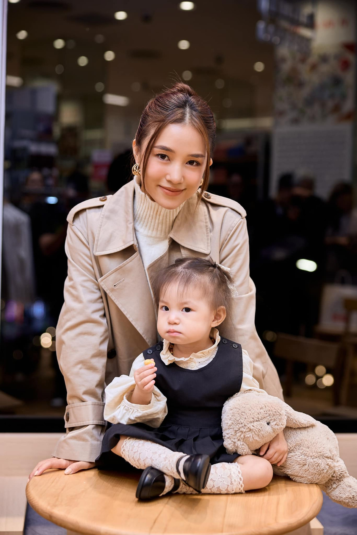 Vì là dàn phù dâu nên Salim diện một chiếc váy tone nâu be sang trọng theo dress code mà cô dâu đưa ra.