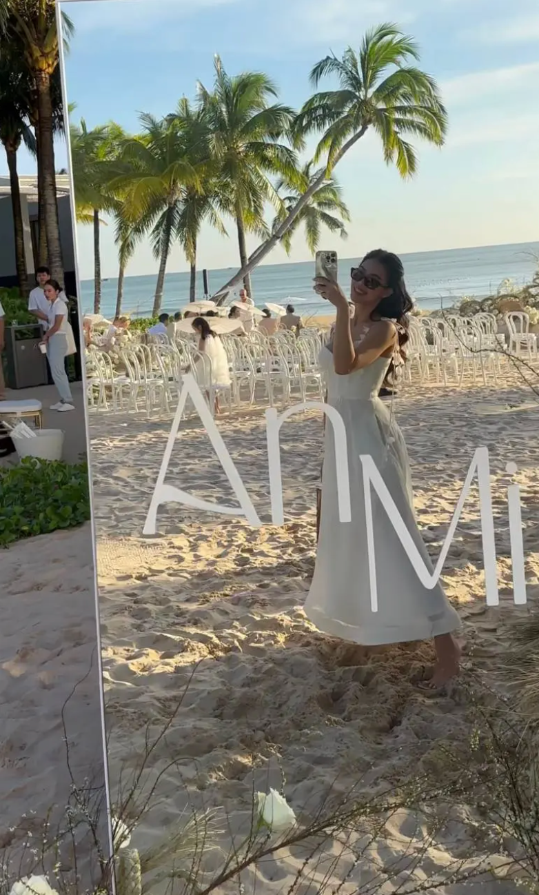 Về phía rich kid Tiên Nguyễn, cô nàng lựa một outfit trắng đơn giản nhưng vẫn khoe được visual cực phẩm của mình.