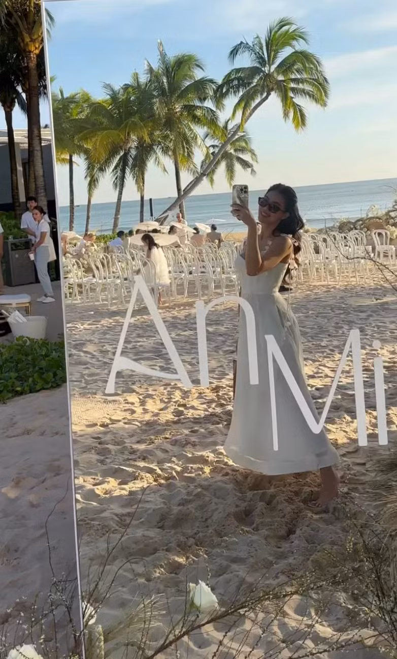 Về phía rich kid Tiên Nguyễn, cô nàng lựa một outfit trắng đơn giản nhưng vẫn khoe được visual cực phẩm của mình.