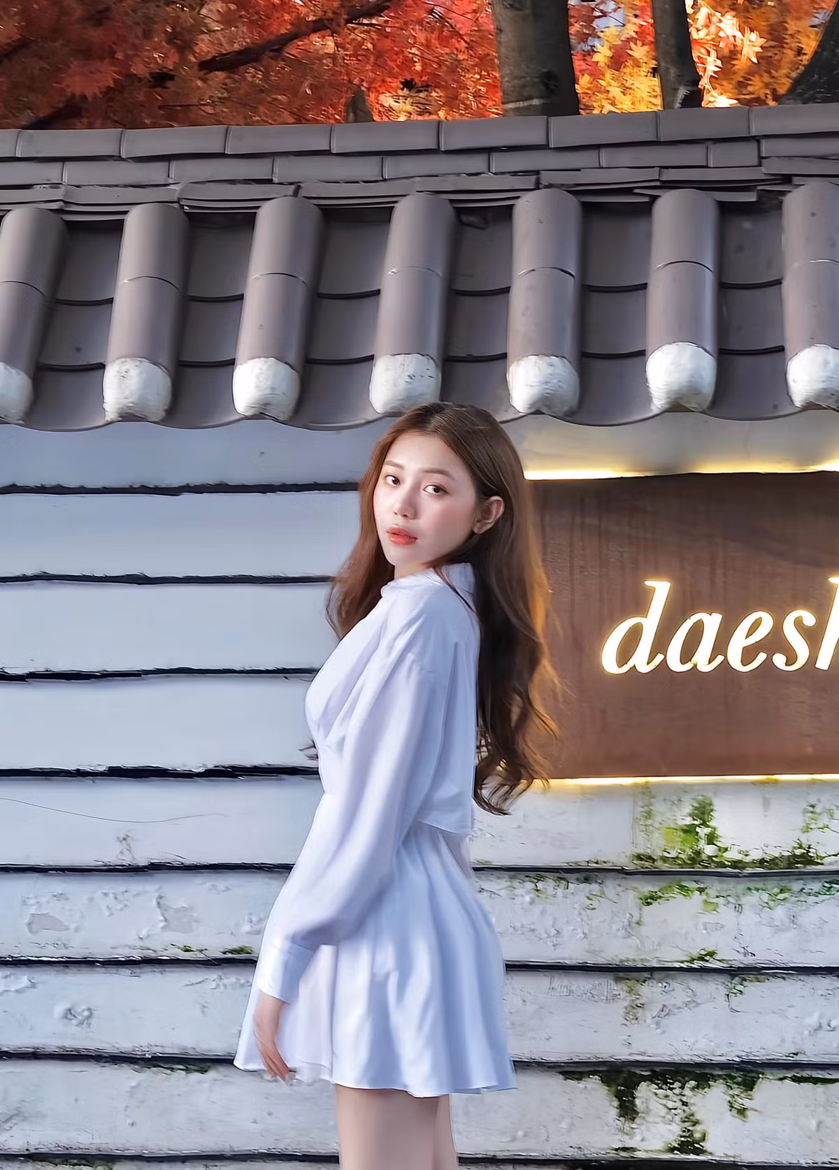 Bạn gái cầu thủ tích cực làm mới bản thân với nhiều phong cách khác nhau, khi thì nữ tính, ngọt ngào, lúc lại mạnh mẽ, cá tính.