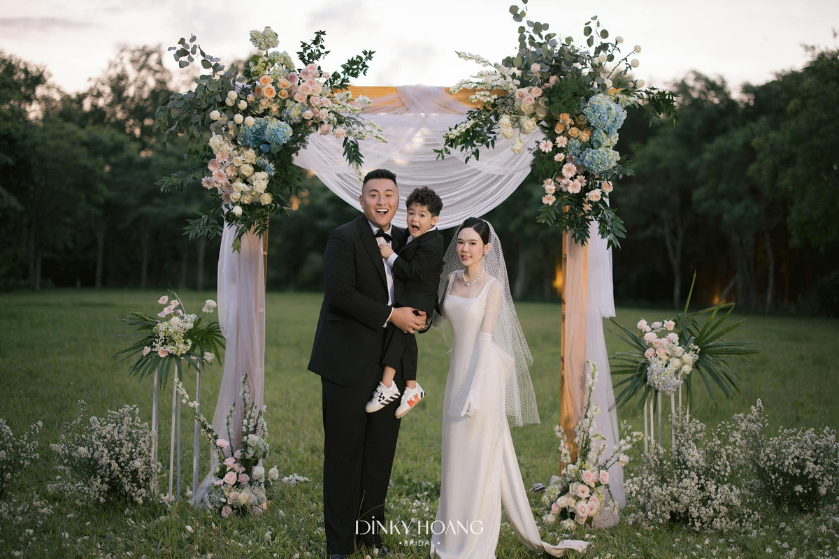 Về phía chàng thiếu gia Fabo Nguyễn, anh là một nhân vật vô cùng quen thuộc trong cả làng YouTube lẫn giới nhà giàu Việt. Fabo Nguyễn gây chú ý với các vlog trải nghiệm cuộc sống, đập hộp hàng hiệu đắt tiền, hay sở hữu bộ sưu tập những đôi giày sneaker lên đến hàng trăm đôi với giá trị hàng tỷ đồng. Ảnh: FBNV