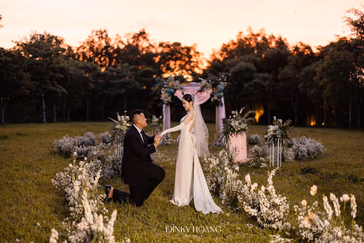 Đôi vợ chồng thường xuyên xuất hiện bên nhau và không ngại thể hiện những cử chỉ tình tứ, ngọt ngào.