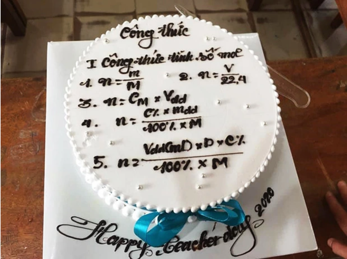 Đúng là nhất quỷ nhì ma thứ 3 học trò, đến chiếc bánh tặng thầy cô giáo mà đám học sinh tinh nghịch cũng chọn cách trang trí khiến ai nhìn thấy cũng... nhức đầu.