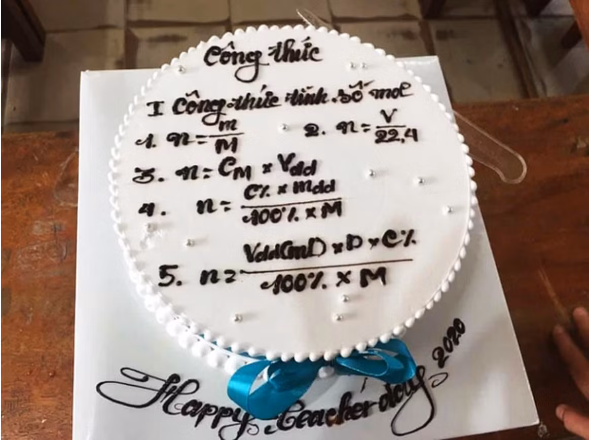 Đúng là nhất quỷ nhì ma thứ 3 học trò, đến chiếc bánh tặng thầy cô giáo mà đám học sinh tinh nghịch cũng chọn cách trang trí khiến ai nhìn thấy cũng... nhức đầu.