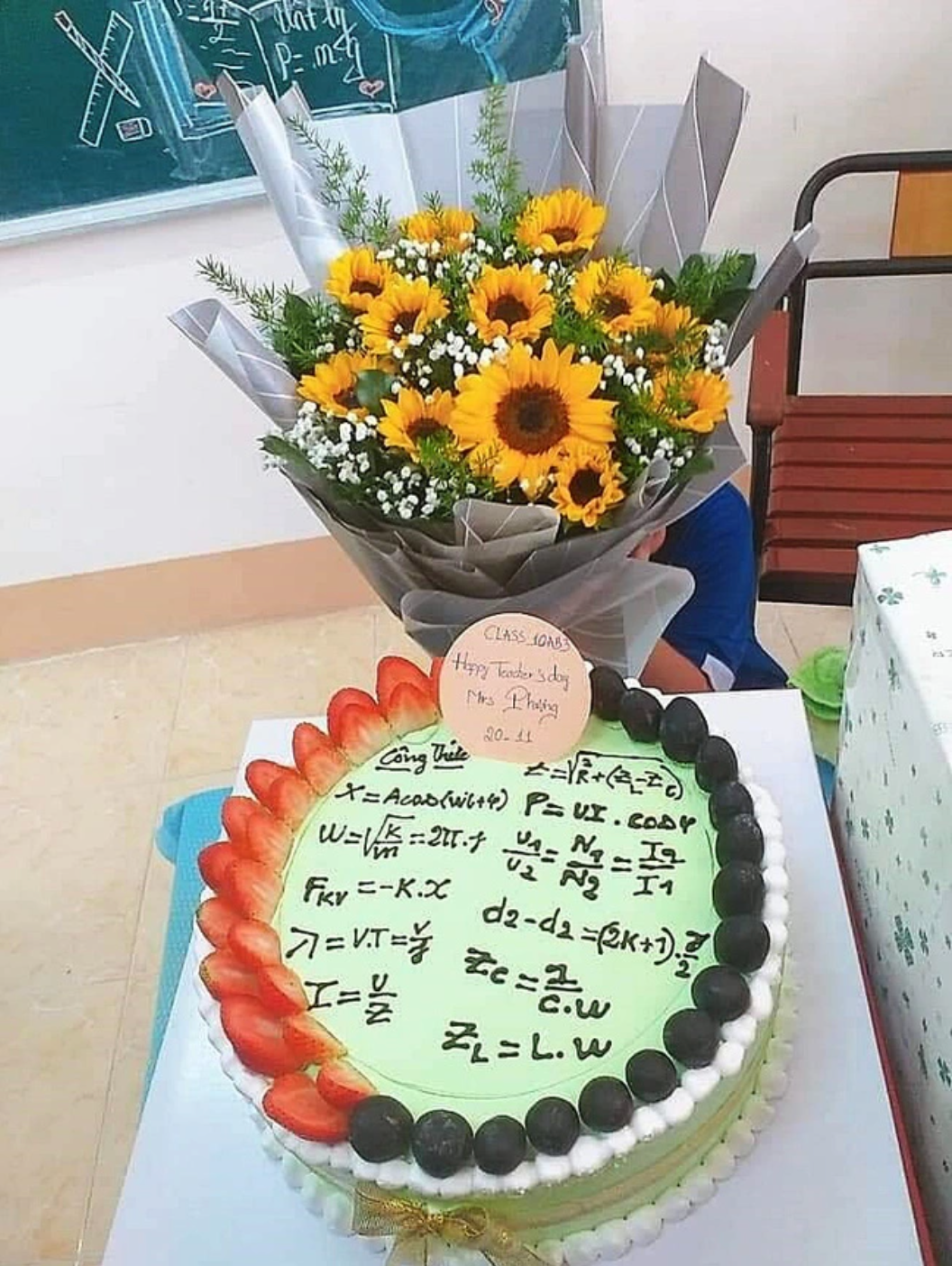 Một chiếc bánh chan chứa tình cảm yêu thương gửi đến cô giáo tên Phương, nhưng đám công thức loằng ngoằng này thì không chắc sẽ làm cô vui.