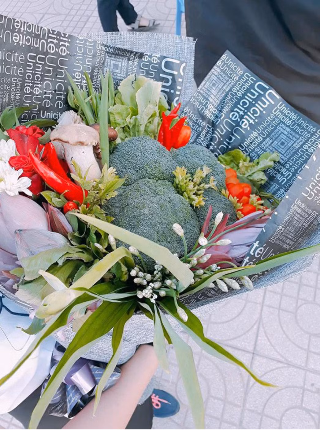 Một nhóm học sinh tặng cô giáo một món quà rất thiết thực: bó hoa rau củ, nhân ngày Nhà giáo Việt Nam. Nhìn vào bó hoa ai cũng đoán: Chắc chiều nay cô sẽ có một nồi lẩu ngon lắm đây!