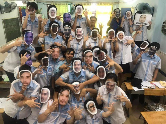 Các cô cậu học trò còn lầy lội tìm ảnh cũ của thầy giáo in thành mặt nạ rồi hóa trang trong buổi kỉ niệm trên lớp.