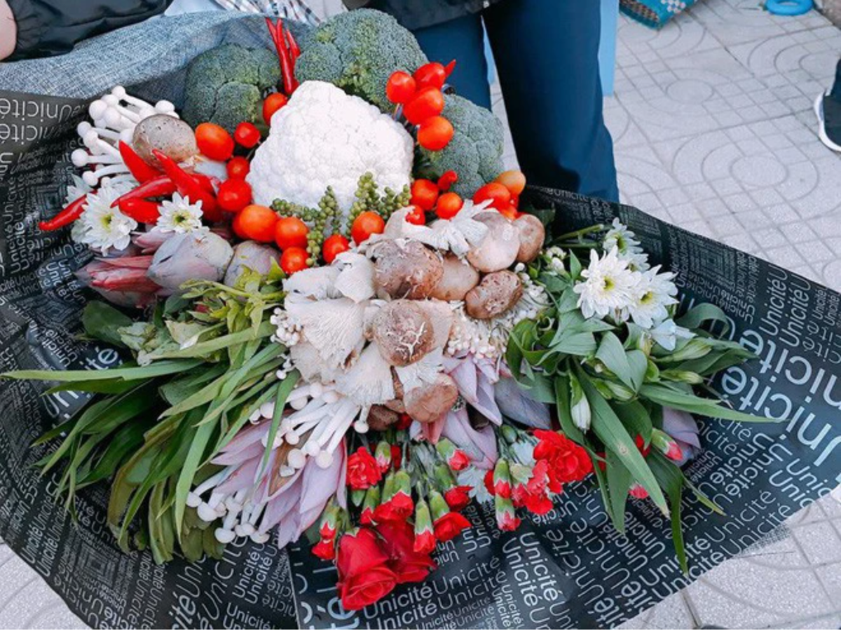 "Nhất quỷ nhì ma thứ ba học trò" có thể mang đến cho thầy cô kính yêu của mình bằng cách chia sẻ những câu chúc, món quà ngày 20/11 bá đạo và hài hước.