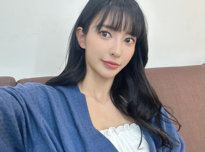 Người đẹp chuyên chạy 400m vượt rào nổi tiếng ở xứ kim chi. Cô từng gây chú ý khi đi ngược lại với tiêu chuẩn vóc dáng "mình hạc xương mai" được ưa chuộng tại quê nhà, theo GirlStyle.