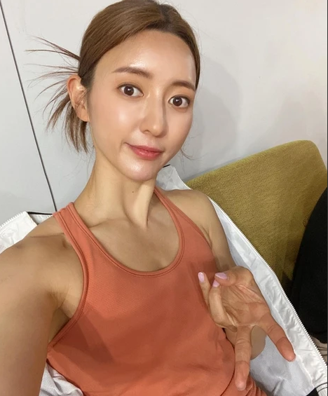 Yếu tố khiến Ji Eun trông thu hút nhất là thân hình cơ bắp. Nhiều người tỏ ra ngạc nhiên khi thấy vẻ trái ngược đằng sau khuôn mặt thanh lịch, nữ tính của cô.