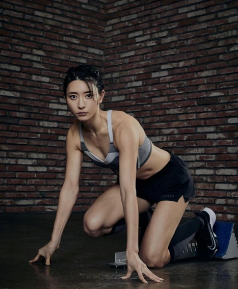 Hot girl điền kinh cao 1,67m, sở hữu khuôn mặt thon gọn, làn da trắng và đôi mắt to.