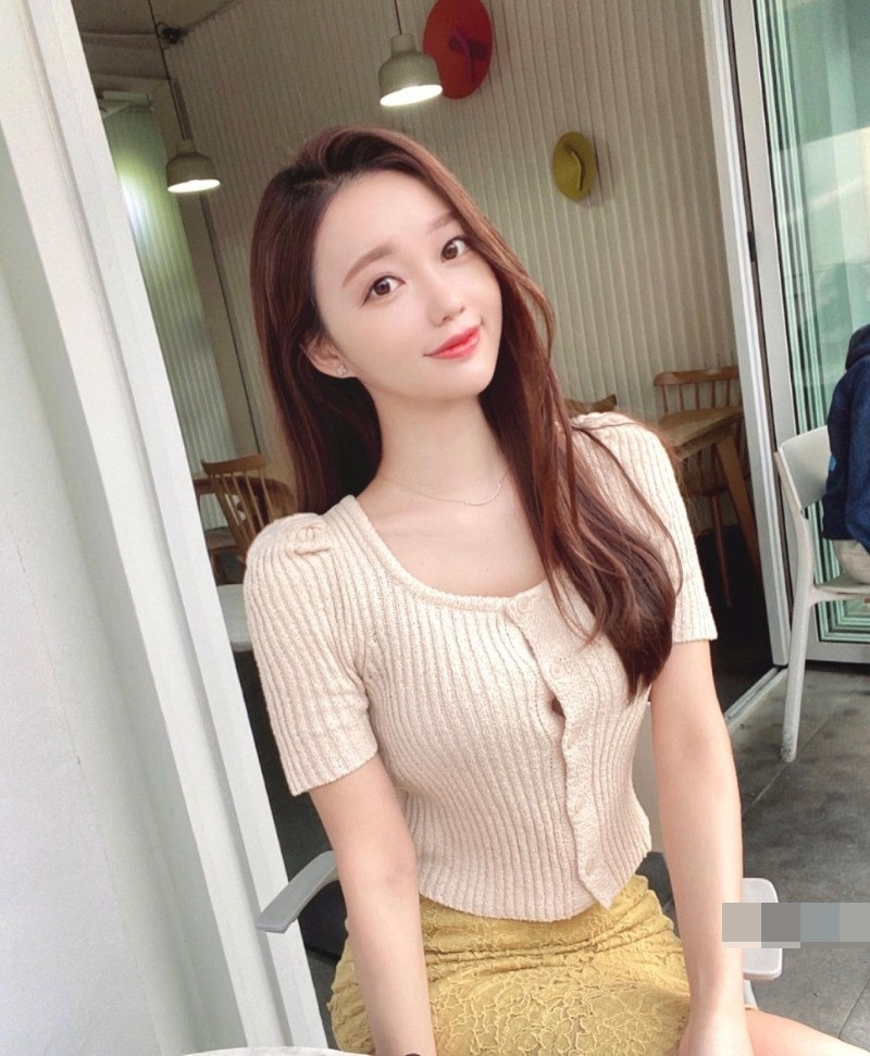 Đường cong cơ thể hình chữ S, với vòng 1, vòng 3 đầy đặn giúp cô trông thu hút hơn.