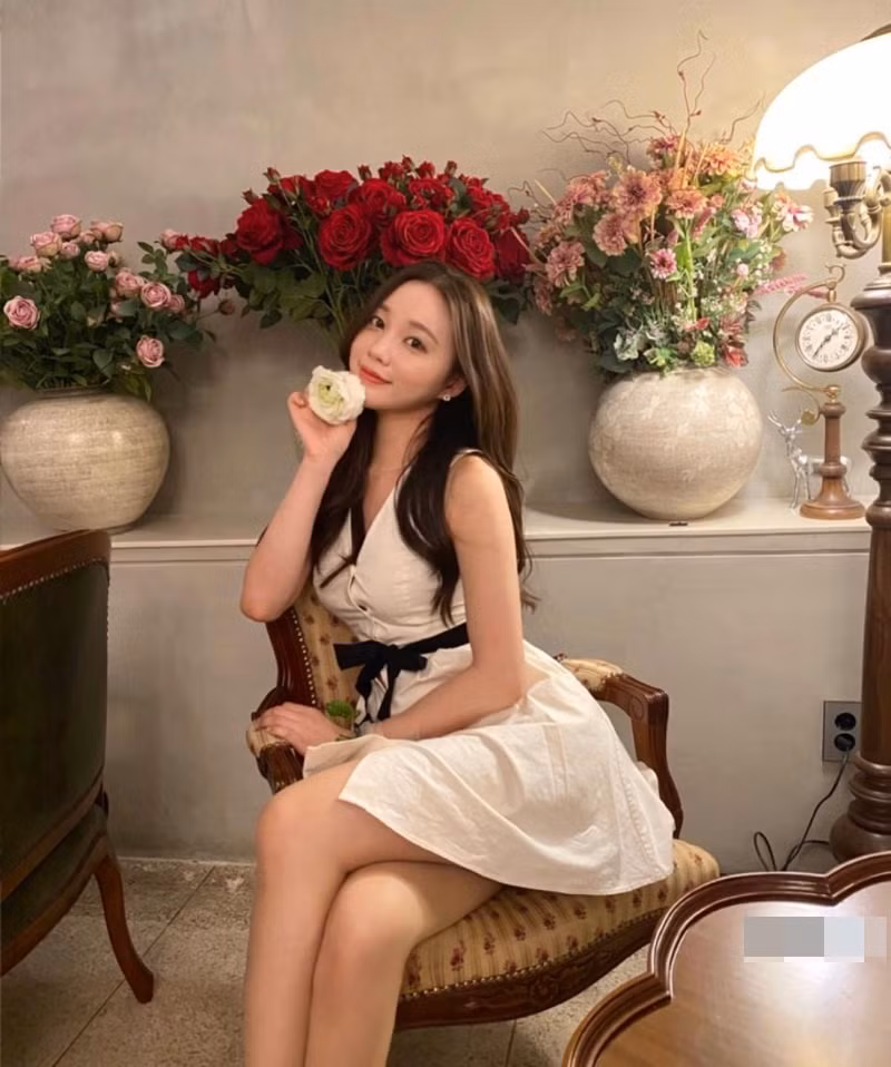 Nhiều người bình luận khen ngợi người đẹp hàng không này có sắc vóc không thua kém bất kỳ idol Hàn Quốc nào.