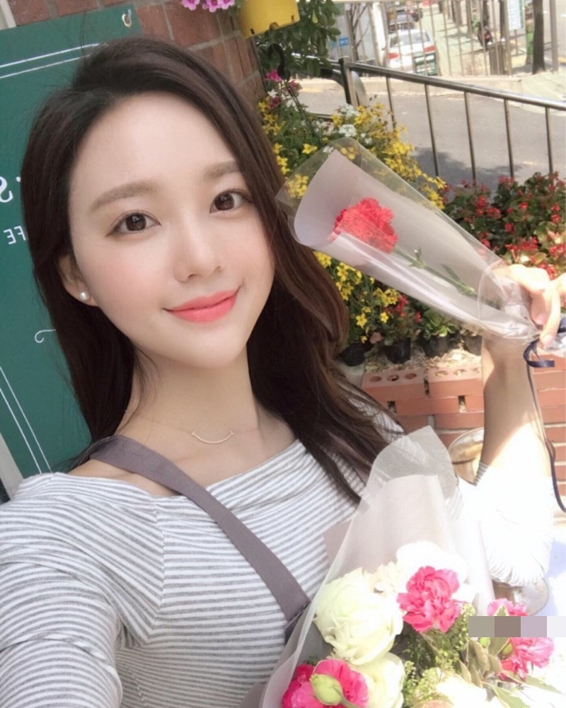 Người đẹp sở hữu đôi mắt sáng, sống mũi cao và làn da trắng mịn.