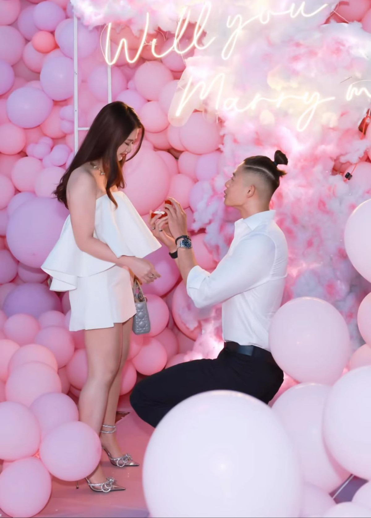 Mới đây, bạn gái Trí Thịt Bòa - Hà My bất ngờ đăng bài thông báo được cầu hôn thành công: "Năm nay săn deal được anh chồng lời quá". Ngoài ra, cô còn chia sẻ trên story: "Of course it's a yes, thank you for making me the happiest girl ever, I love you" (tất nhiên là em đồng ý, cảm ơn vì luôn khiến em trở thành cô gái hạnh phúc nhất, em yêu anh).