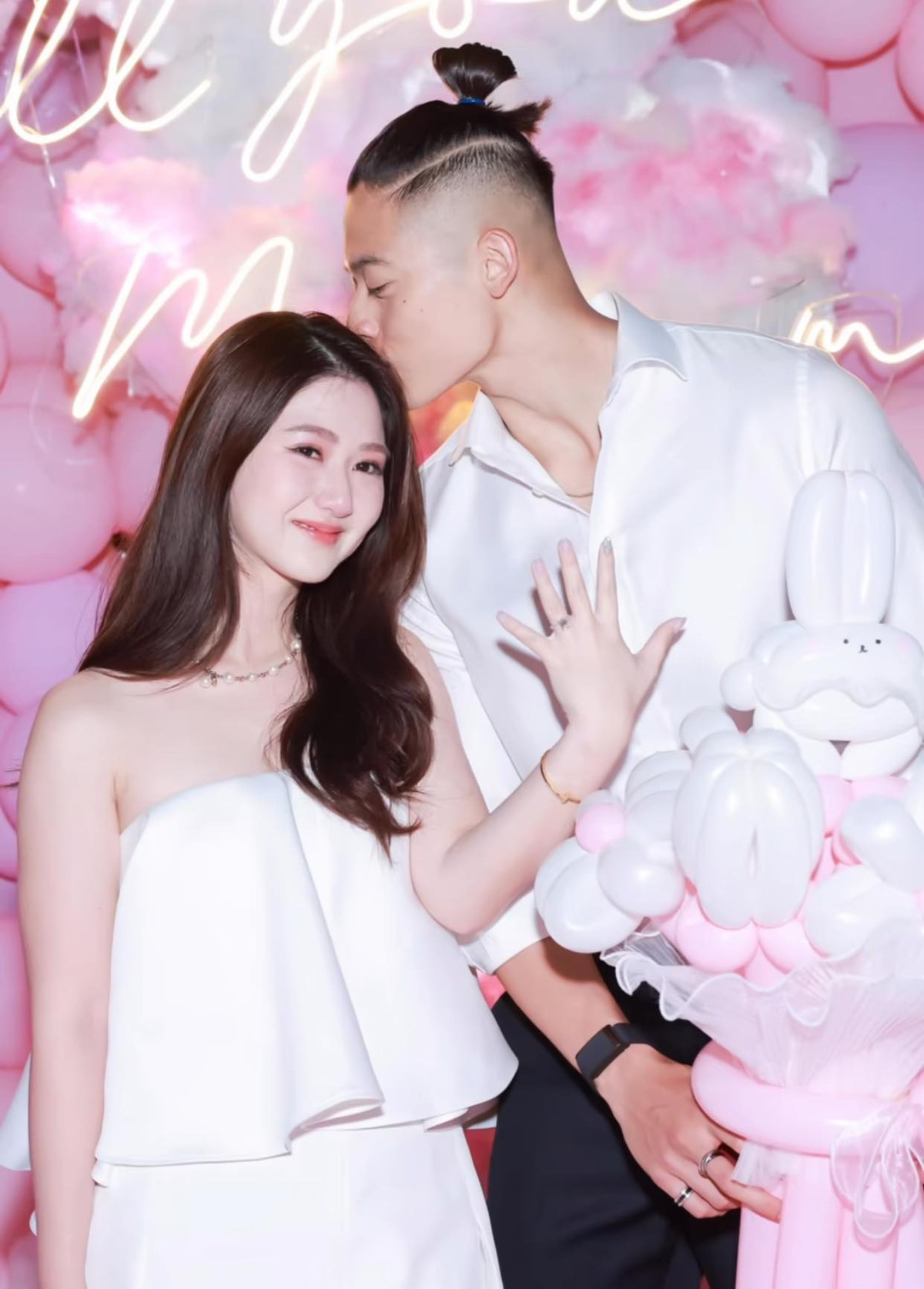 Trước sự ngọt ngào của cặp "trai tài, gái sắc" này, cư dân mạng liên tục gửi lời chúc phúc và mong chờ đám cưới của đôi trẻ sẽ diễn ra trong thời gian tới.