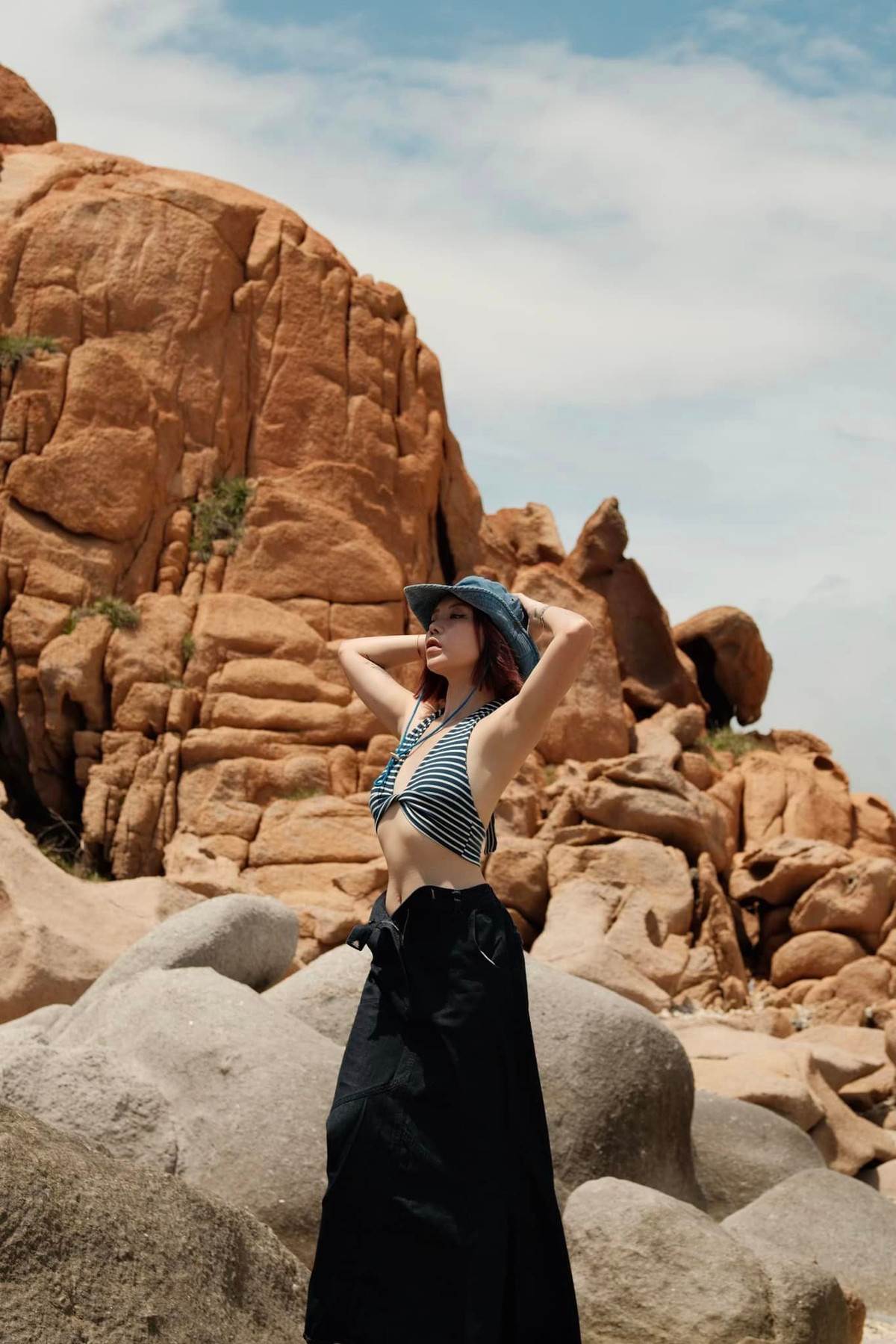 Hạt Mít còn nổi tiếng trong giới trẻ với danh xưng "hot girl nghiện thẩm mỹ". Cô thừa nhận đã trải qua không dưới 10 lần dao kéo, phẫu thuật toàn bộ gương mặt.