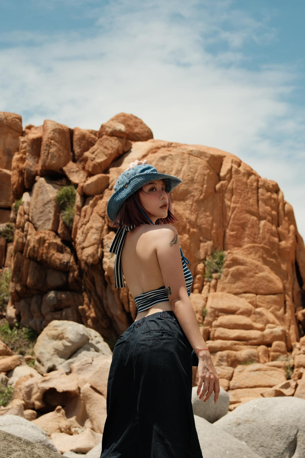 Những khoảnh khắc đi du lịch, tạo dáng bên bãi biển của Hạt Mít làm netizen mê mẩn bởi vòng eo thon gọn của cô.