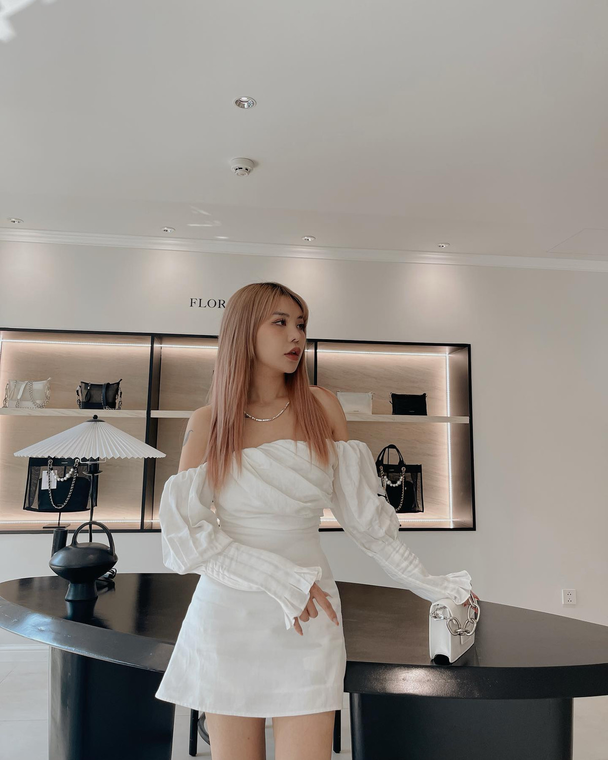 Rất nhiều người dành tặng cho cô những lời khen ngợi vẻ ngoài xinh đẹp dù là nhân tạo.