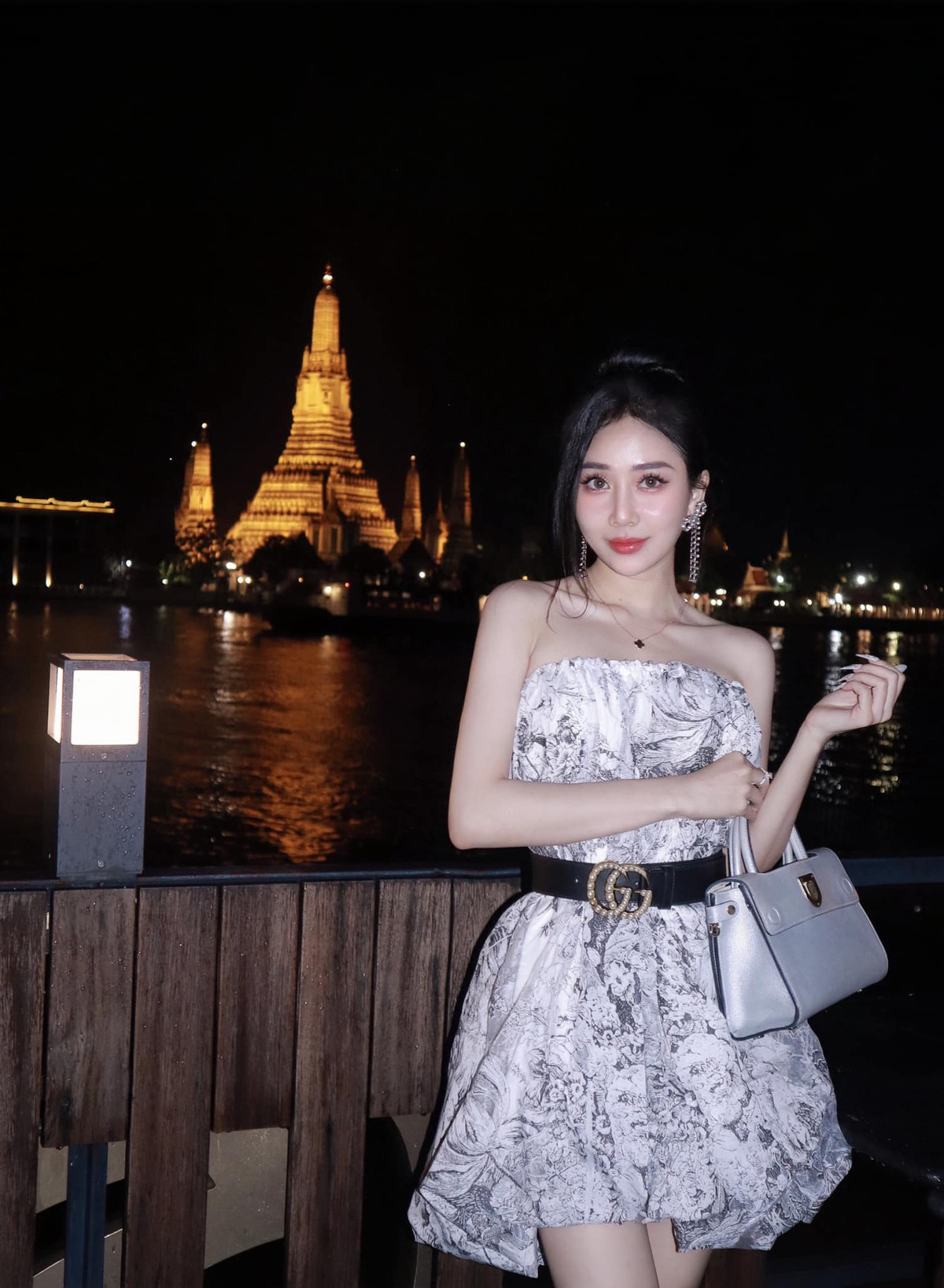 Lục Anh còn gây chú ý vòng 1 “khủng”, cô khai thác triệt để thế mạnh ngoại hình trong những trang phục gợi cảm, táo bạo nhất.