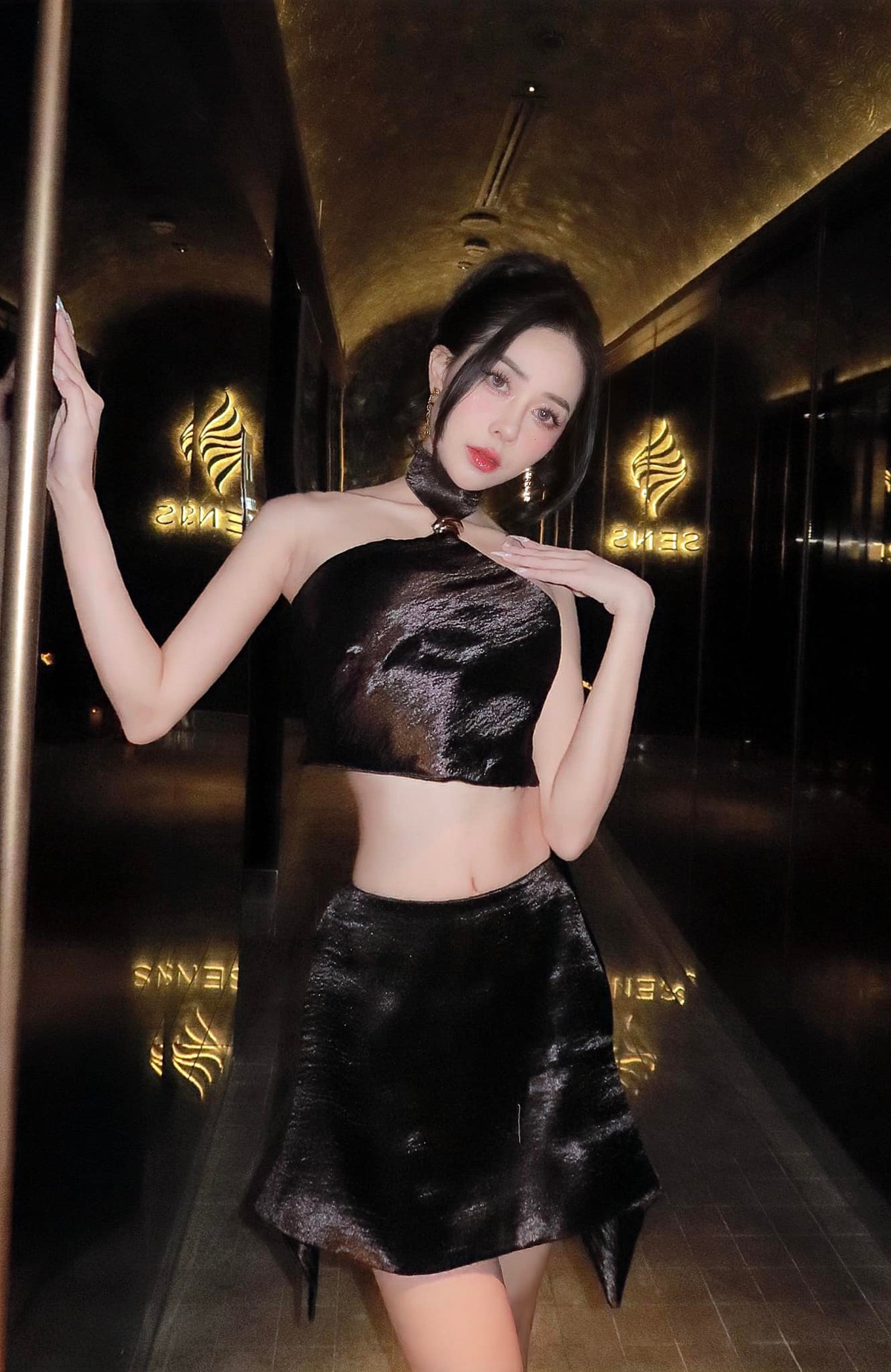 Trên trang cá nhân, không khó để tìm thấy những hình ảnh gợi cảm hết cỡ của hot girl Lục Anh.