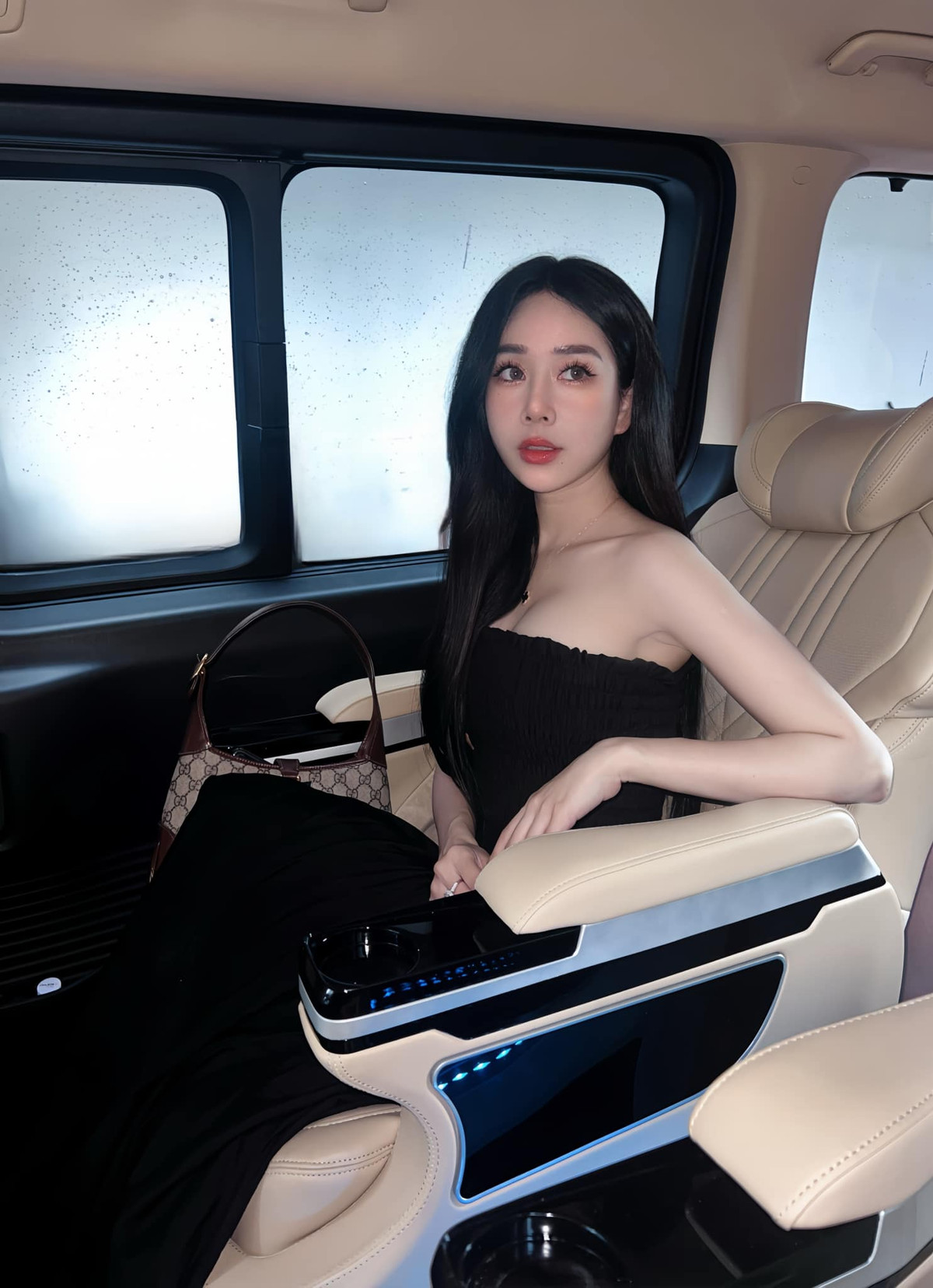 Theo dõi trang cá nhân của Lục Anh, cư dân mạng phải dành sự trầm trồ cho phong cách thời trang vừa gợi cảm vừa rất cá tính của cô nàng.