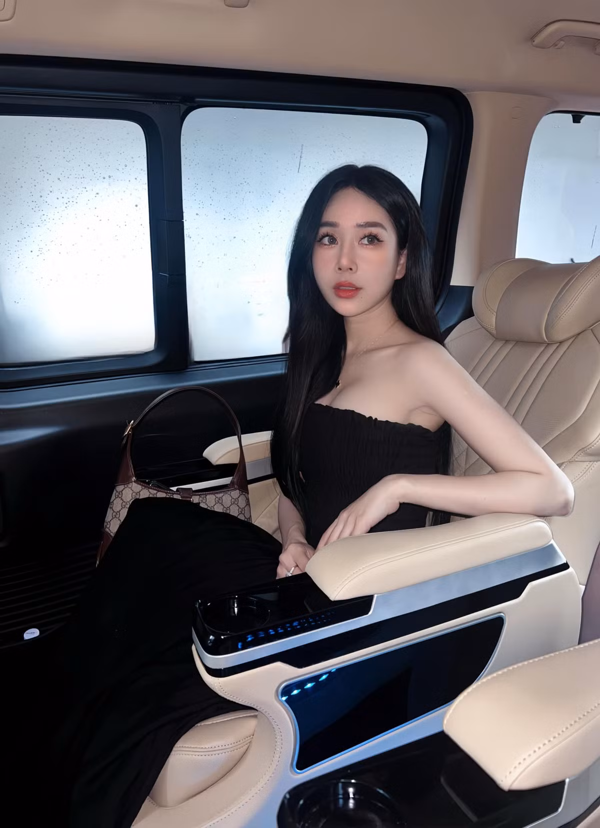 Theo dõi trang cá nhân của Lục Anh, cư dân mạng phải dành sự trầm trồ cho phong cách thời trang vừa gợi cảm vừa rất cá tính của cô nàng.