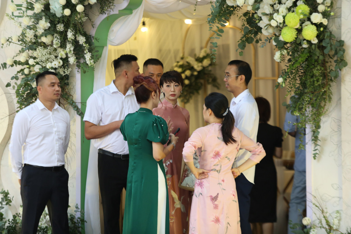 Phía nhà gái Doãn Hải My đã chuẩn bị xong xuôi, khoảnh khắc mẹ cô dâu xinh đẹp xuất hiện gây chú ý.