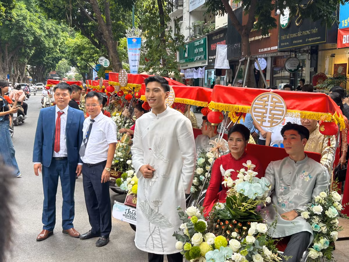 Vì nhà Doãn Hải My ở phố cổ, giao thông khá chật chội nên gia đình nhà trai đã chọn phương án ngồi xích lô đưa lễ vật vào nhà cô dâu