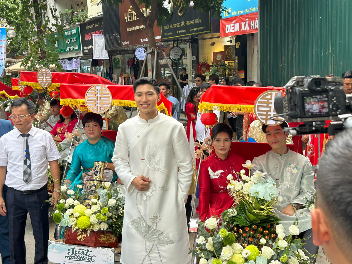 Đoàn xích lô đưa lễ vật của gia đình Đoàn Văn Hậu chuẩn bị tiến vào nhà cô dâu Doãn Hải My.