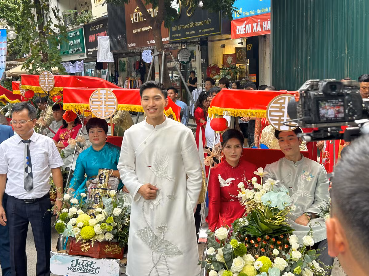 Đoàn xích lô đưa lễ vật của gia đình Đoàn Văn Hậu chuẩn bị tiến vào nhà cô dâu Doãn Hải My.