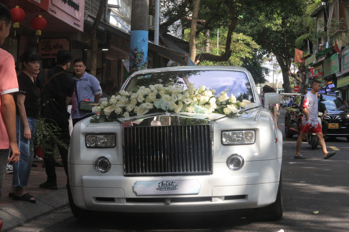 Sau lễ ăn hỏi, gia đình nhà trai cũng sẽ làm lễ xin dâu để đón Doãn Hải My về quê nhà Thái Bình vào chiều nay. Văn Hậu dùng chiếc siêu xe Rolls-Royce Phantom màu trắng để đón cô dâu.